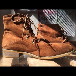 BU  collection faux suede boots